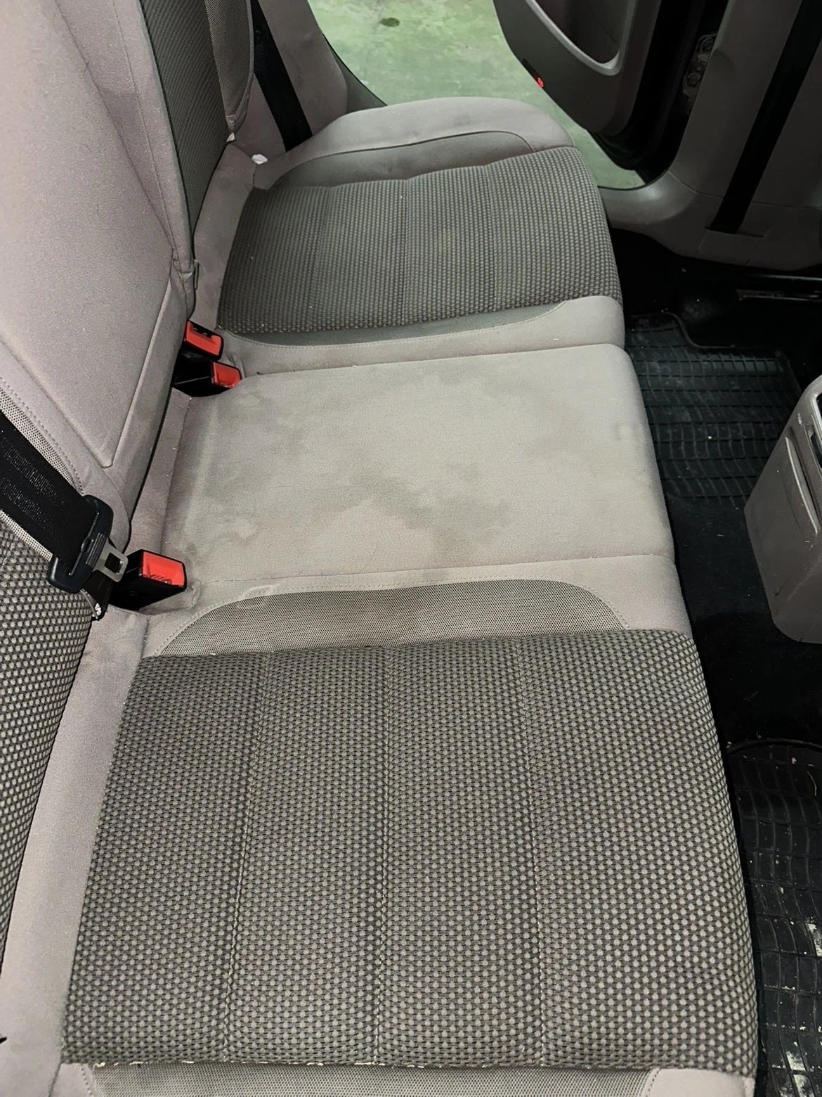 Avtomobilski sedež pred globinskim čiščenjem — Car Detailing Brezina